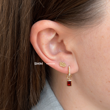 South Carolina Gamecock Stud 5mm shown on figure with Garnet Florentine Bundle in gold