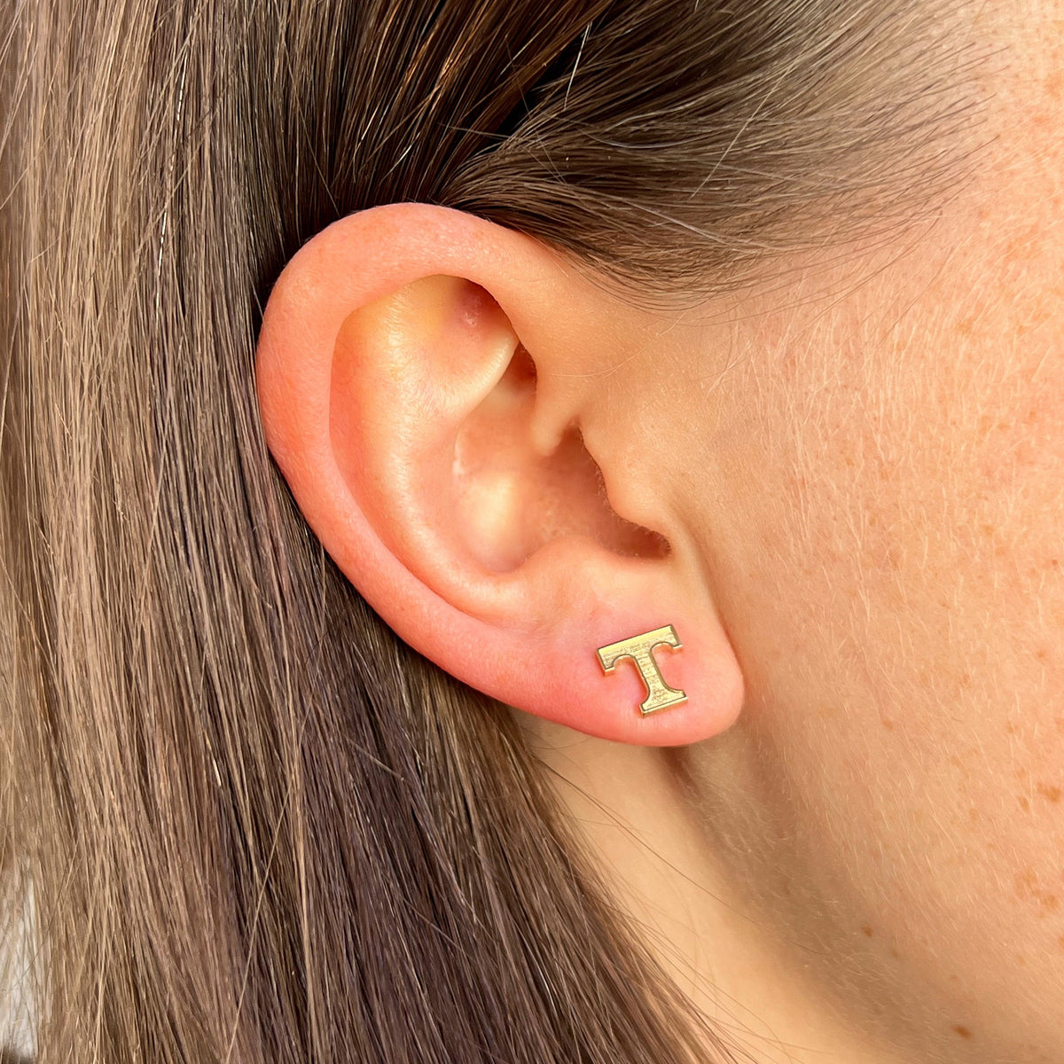 Tennessee T Stud shown on figure in gold in size 8mm